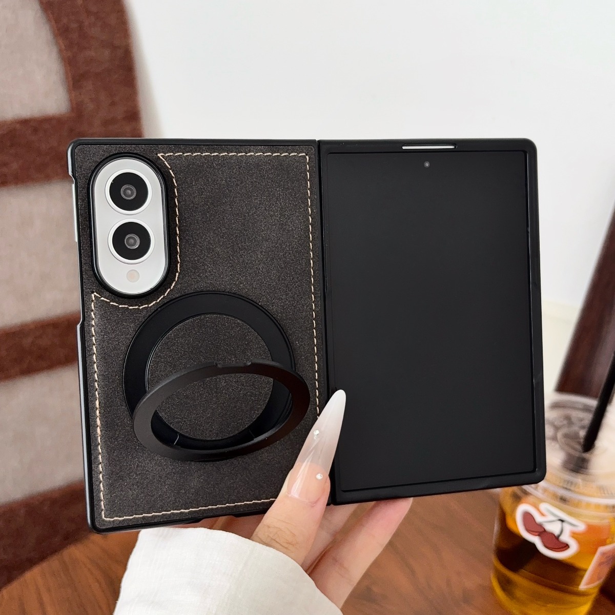 Custodia di Lusso in Pelle di  - Magnetic Charging Stand recensione e prezzo