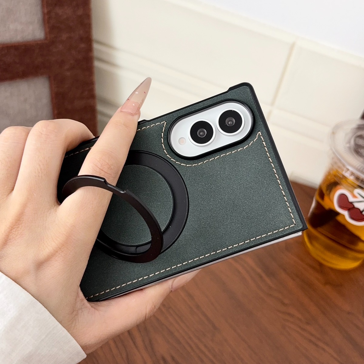 Custodia di Lusso in Pelle di  - Magnetic Charging Stand recensione e prezzo